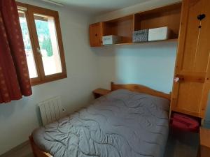 Ein Bett oder Betten in einem Zimmer der Unterkunft Appartement Valfréjus, 6 pièces, 12 personnes - FR-1-265-179