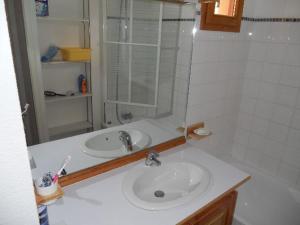 Appartement Valfréjus, 4 pièces, 8 personnes - FR-1-265-172にあるバスルーム