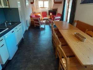 cocina y comedor con encimera de madera en Appartement Valfréjus, 5 pièces, 12 personnes - FR-1-265-180, en Valfréjus