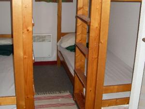 Ein Etagenbett oder Etagenbetten in einem Zimmer der Unterkunft Appartement Valfréjus, 3 pièces, 10 personnes - FR-1-265-197