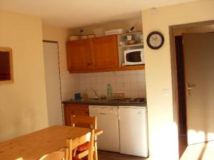 Appartement Valfréjus, 2 pièces, 6 personnes - FR-1-265-211にあるキッチンまたは簡易キッチン