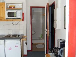 ヴァルフレジュスにあるAppartement Valfréjus, 2 pièces, 8 personnes - FR-1-265-216の小さなキッチン(シンク、電子レンジ付)