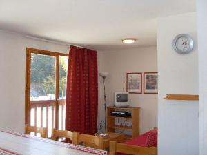 ヴァルフレジュスにあるAppartement Valfréjus, 2 pièces, 8 personnes - FR-1-265-194のリビングルーム(ダイニングテーブル、窓付)