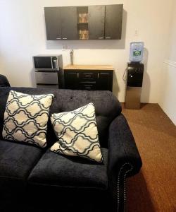 a living room with a couch and a kitchen at Yonkers Luxury Studio in Yonkers