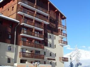 a tall apartment building with balconies on the side of it at Appartement Valfréjus, 2 pièces, 6 personnes - FR-1-265-193 in Valfréjus