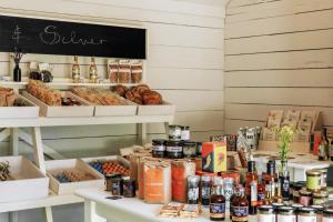 una tienda con una exposición de alimentos y otros artículos en Fritton Lake - The Clubhouse, en Great Yarmouth