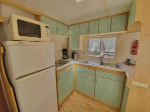Dapur atau dapur kecil di Camping Caramany, Lac à proximité - Cabanes perchées - Mobil-homes - Emplacements nus pour camping-cars, tentes, caravanes +28 gambar