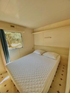 Katil atau katil-katil dalam bilik di Camping Caramany, Lac à proximité - Cabanes perchées - Mobil-homes - Emplacements nus pour camping-cars, tentes, caravanes