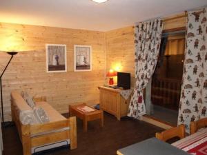 Appartement Valfréjus, 3 pièces, 8 personnes - FR-1-265-220にあるシーティングエリア