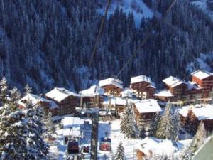 een skigebied met met met sneeuw bedekte gebouwen en een skilift bij Studio Valfréjus, 1 pièce, 4 personnes - FR-1-265-234 in Valfréjus