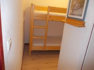 um beliche num quarto com uma escada em Appartement Valfréjus, 3 pièces, 6 personnes - FR-1-265-250 em Valfréjus