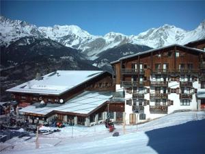 ヴァルフレジュスにあるAppartement Valfréjus, 2 pièces, 4 personnes - FR-1-265-247の雪山を背景にしたスキー場