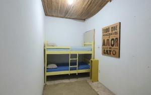 um quarto com 2 beliches numa parede em Terraço Ribeira Casa p Temporada em Salvador