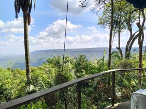 um quarto com vista para a floresta e as montanhas em Cabana King BioReserva Park em Tianguá