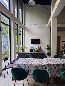 um quarto com uma mesa e cadeiras e uma televisão em ES holiday home em Zamboanga