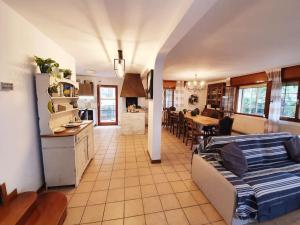 Il dispose d'une cuisine et d'un salon avec un canapé et une table. dans l'établissement Villa D'Amare, à Riccione