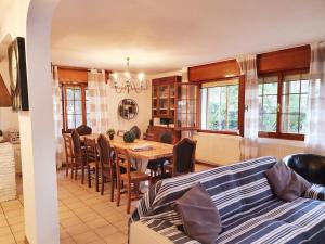 eine Küche und ein Esszimmer mit einem Tisch und Stühlen in der Unterkunft Villa D'Amare in Riccione
