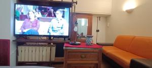 TV a/nebo společenská místnost v ubytování semplicemente casa, Via S Valerio 42