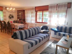 un soggiorno con divano e una sala da pranzo di Villa D'Amare a Riccione