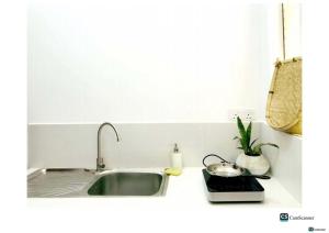 um lavatório de cozinha com uma panela no fogão em Ayona Beach Villa em Katuneriya