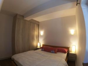 1 dormitorio con 1 cama con 2 lámparas en Soldeu Paradis Solneu, en Soldeu
