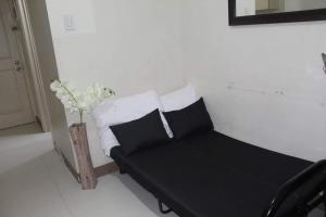 - un canapé avec deux oreillers dans l'établissement CHATEAU ELYSEE A13 Near Resto And Sm Mall/Airport, à Manille