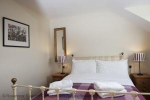 En eller flere senge i et værelse på Orchard Cottage + 2 billeder