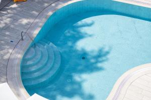 an overhead view of a swimming pool at Hotel Imperial ***S in Garda
