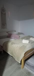 un letto in una camera con due cuscini sopra di Apartman Popović - Vila Gorštak a Divčibare