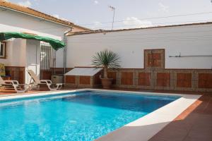 basen na podwórku domu w obiekcie Holiday Home El Patio w mieście Fuente de Piedra