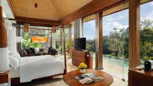 TV a/nebo společenská místnost v ubytování Maya Ubud Resort & Spa