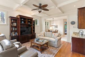 ein Wohnzimmer mit Sofa und Tisch in der Unterkunft Blue Crab Cottage - 307 Kelsall Ave in Kings Terrace