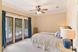 ein Schlafzimmer mit einem Bett und einem Deckenventilator in der Unterkunft Blue Crab Cottage - 307 Kelsall Ave in Kings Terrace