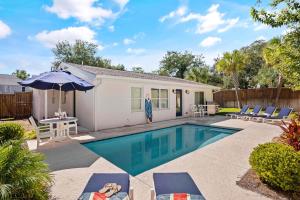 Bazén v ubytování Butter Side Up Cottage - 516 Beach Drive nebo v jeho okolí