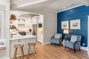 Kuchyň nebo kuchyňský kout v ubytování Butter Side Up Cottage - 516 Beach Drive