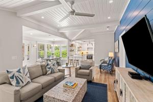 TV a/nebo společenská místnost v ubytování Butter Side Up Cottage - 516 Beach Drive