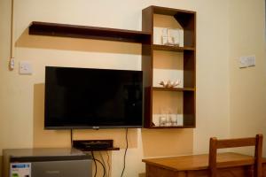 Televízia a/alebo spoločenská miestnosť v ubytovaní Hecasa Homestay