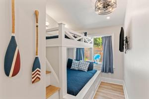 Fotografie z fotogalerie ubytování Butter Side Up Cottage - 516 Beach Drive v destinaci Demere Park + 29 fotografií