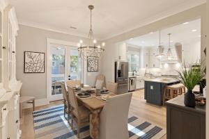 ein Esszimmer und eine Küche mit Tisch und Stühlen in der Unterkunft Astin Cottage - 4221 Seventh Street in Saint Simons