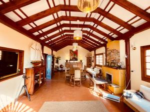 una gran sala de estar con techos de madera y TV. en Villa Fort Tenerife, en Tacoronte