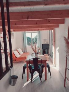 Posedenie v ubytovaní Appartement avec piscine proche plages