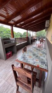 una mesa y sillas en una terraza con mesa y sillas en Apart Nicolas en Puerto Iguazú