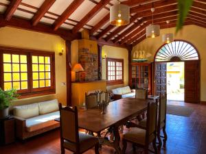 - une salle à manger avec une table et des chaises en bois dans l'établissement Villa Fort Tenerife, à Tacoronte