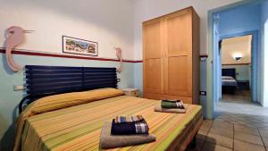 una camera da letto con un letto e due asciugamani di Il Giardino dei Tratturi - Con Splendida Vista sul mare e Piscina a Corsano