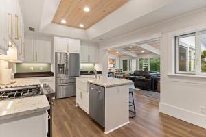 eine offene Küche und ein Wohnzimmer in einem Haus in der Unterkunft The Southern Whippoorwill - 4226 Fifth Street in Saint Simons Island