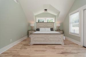 Postel nebo postele na pokoji v ubytování Ava Mae Cottage - 642 Cummings Lane + 24 fotografií