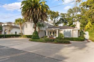 ein Haus mit einer Palme in der Einfahrt in der Unterkunft The Southern Whippoorwill - 4226 Fifth Street in Saint Simons Island