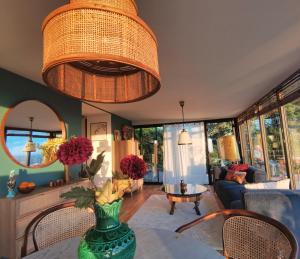 un salon avec un vase de fleurs sur une table dans l'établissement lodge-bélvédere sur les hauteurs de vichy, à Vichy