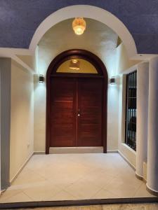 duże drewniane drzwi w korytarzu z sufitem w obiekcie Hotel La Casona MC w mieście La Romana