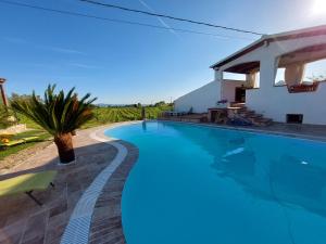una piscina frente a una villa en Agriturismo B&B Domo De Resteblas, en Berchidda